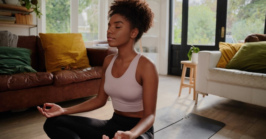 A commitment to regularly meditating can offer a range of health benefits.
