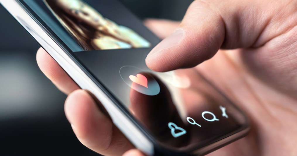 Get your future boo to swipe right with a good Tinder bio and these online dating tips.