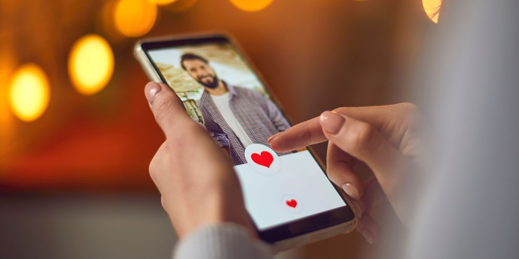 Whether you've got a dating profile on Tinder, Hinge, Bumble or anywhere in-between, these profile tips are for YOU!
