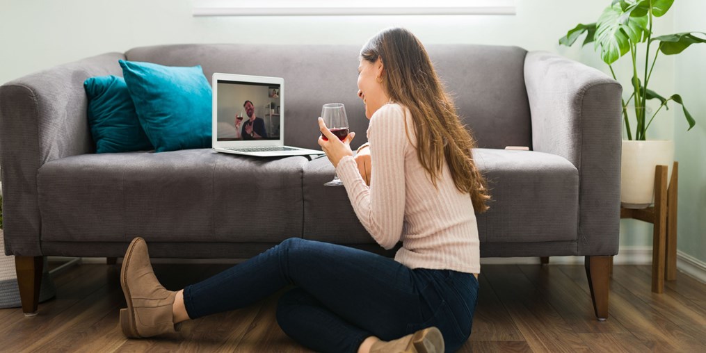 Making it work in a Long Distance Relationship is hard work. Make it easier with these long distance dating tips.